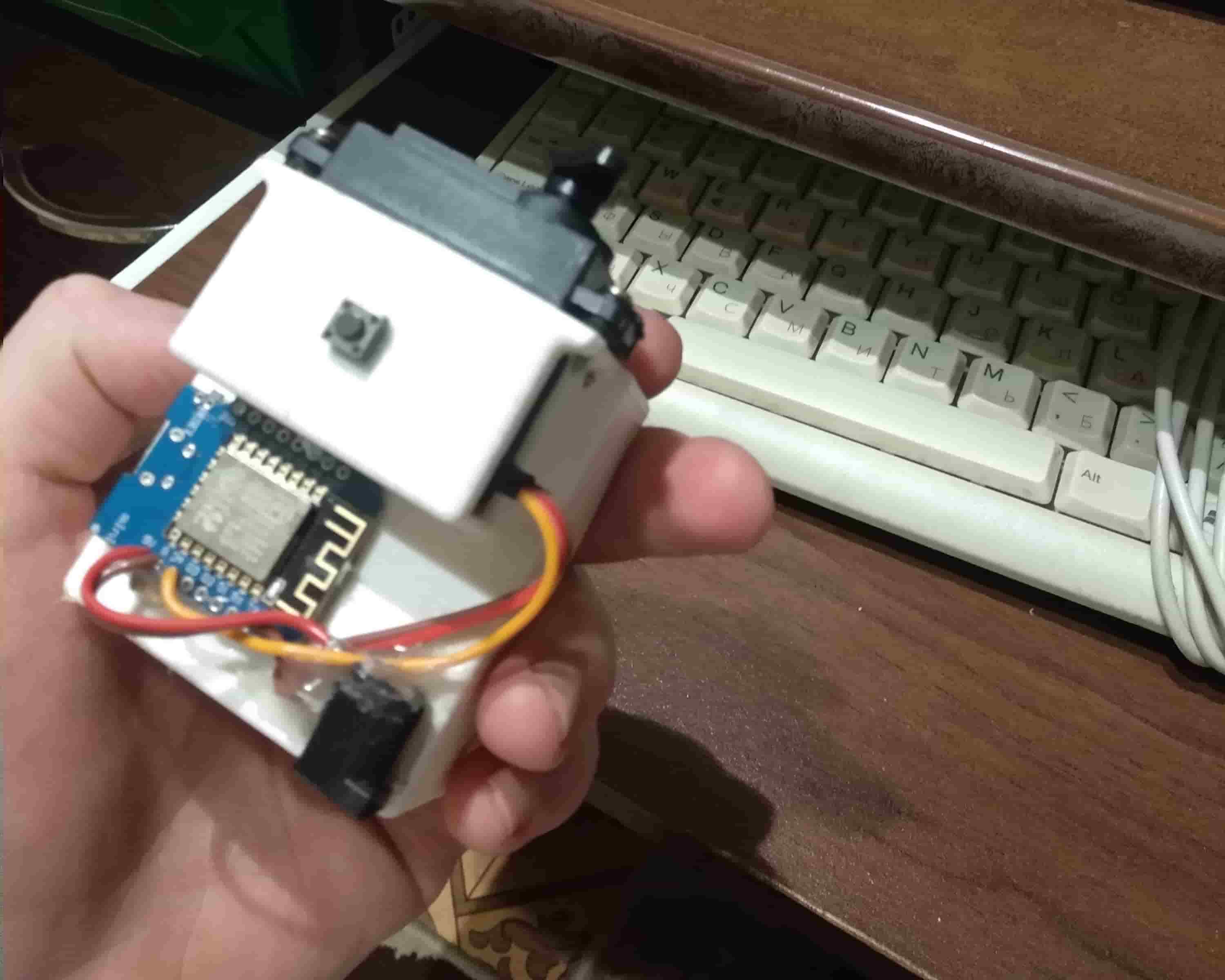 Front view. The assembled device.